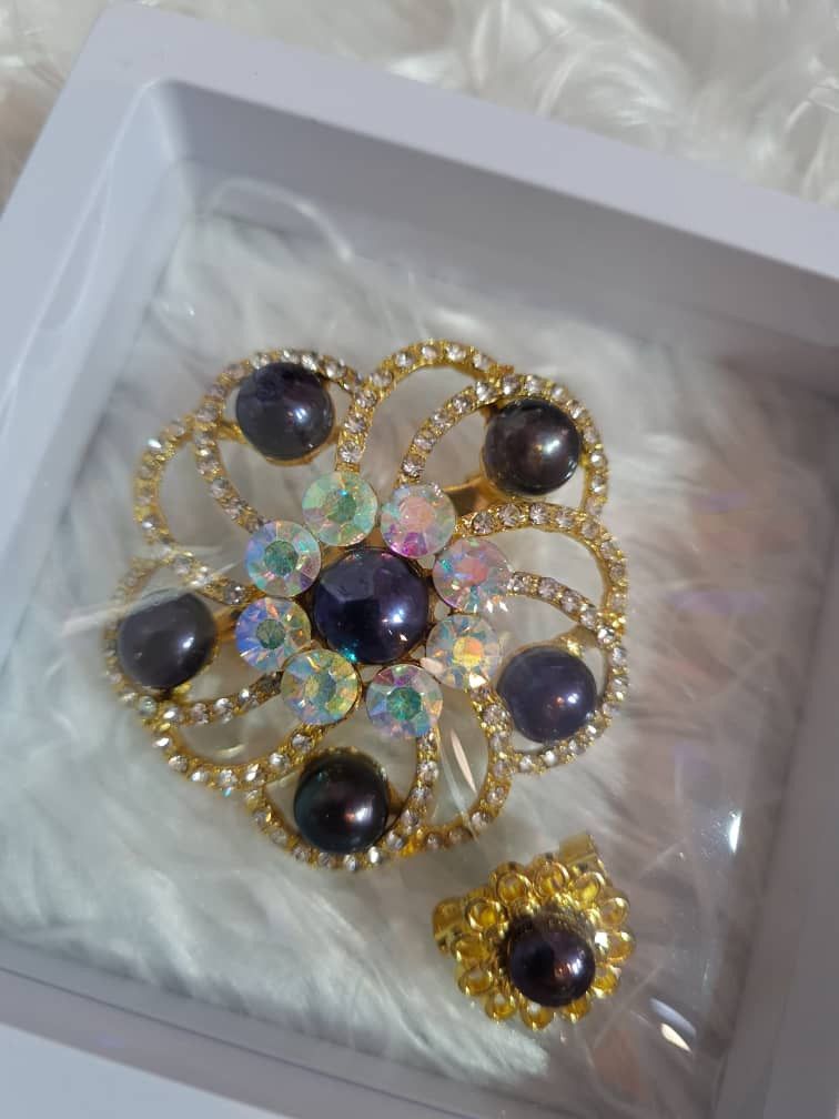 Brooch Mutiara (Round Black)