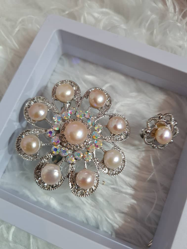 Brooch Mutiara (Round Peach)